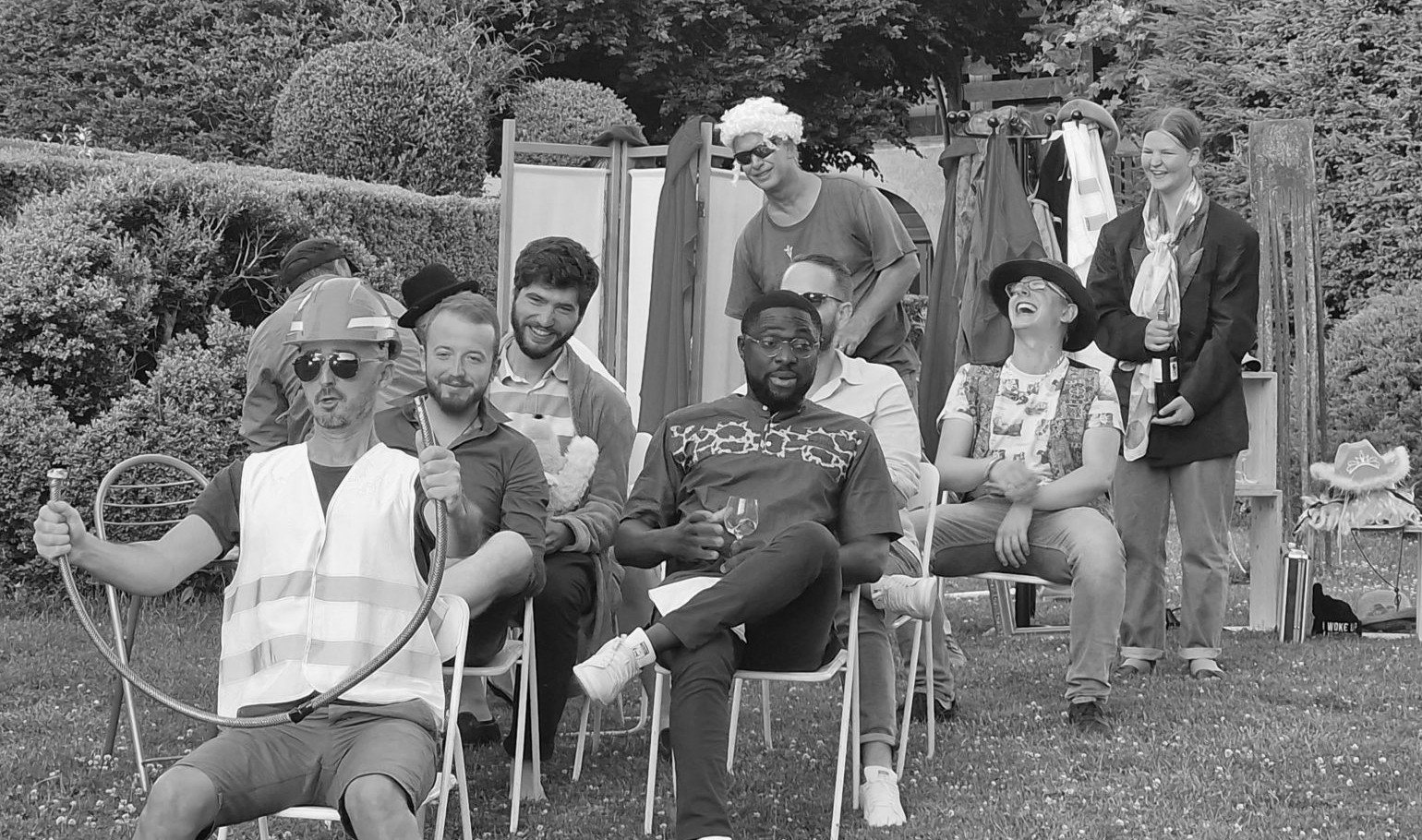 découvrez comment les activités théâtrales en entreprise peuvent renforcer la cohésion d'équipe, stimuler la créativité et améliorer la communication. impliquez vos employés dans des ateliers ludiques et engageants qui favorisent l'esprit d'équipe et le développement personnel.